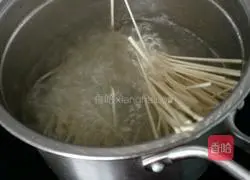 Illustration of how to mix noodles 2