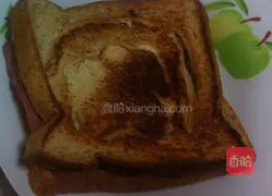 Illustration of how to make bacon sandwich 6