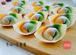 Illustration of how to make rainbow wontons 17