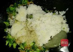 Illustration of how to make broccoli fried rice 7