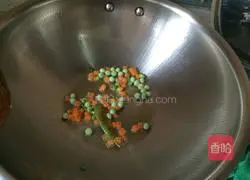 Illustration of how to make salted egg yolk fried rice 4