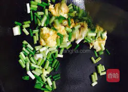 Illustration of how to make Yuqian egg fried rice 6
