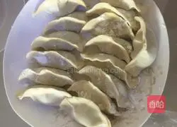 Illustration of how to make celery and carrot meat dumplings 13