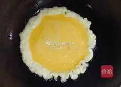 Illustration of how to make glutinous rice balls with spinach and egg stuffing 3