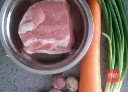 Lean meat, shrimps and tomatoes Illustration of how to make noodle sauce 1