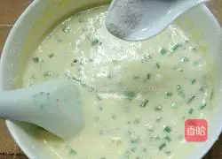 Illustration of how to make egg and green onion cake 9