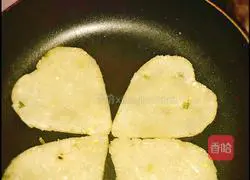 Illustration of how to make green onion and potato pancakes 7