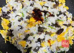 Illustration of how to make fried rice with eggs and fungus 11