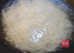 Illustration of how to make beef brisket with rice noodles 2