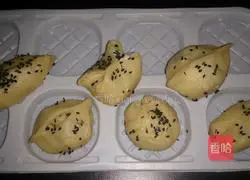 Illustration of how to make fish paste and flower dumplings with steamed buns 13