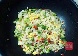 Illustration of how to make fried rice with colorful vegetables and preserved meat 12