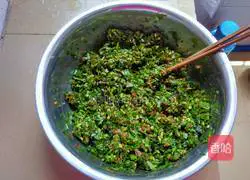 Illustration of how to make lean meat and leek dumplings 3