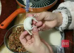 Illustration of how to make Qingqing fried wontons 4