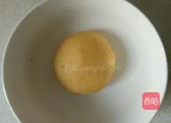 Illustration of how to make homemade pumpkin dumpling wrappers 4