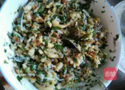 Illustration of how to make water chestnut leaf, shiitake mushroom, vermicelli and oil residue dumplings 6