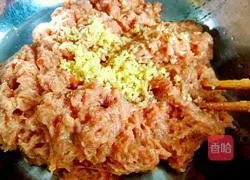 Illustration of how to make mutton dumpling stuffing 4