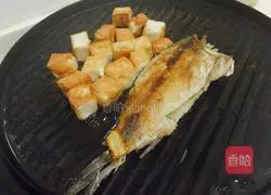 Illustration of how to fry fish and tofu in an electric pan 3