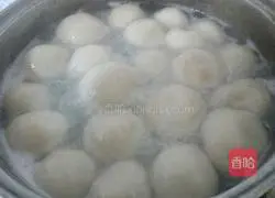Illustration of how to make glutinous rice balls with peanut filling 10