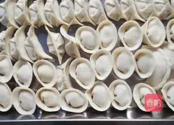 Illustration of how to make lean meat dumplings 5