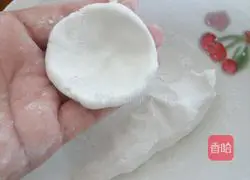 Illustration of making sesame and pine nut glutinous rice balls 10