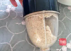 Illustration of how to make glutinous rice flavored sausage and bean dregs steamed bun rolls 3