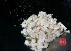 Illustration of how to make salted fish and chicken fried rice 4