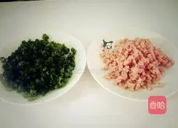 Illustration of how to make luncheon meat, crab sticks and green onion pancakes 2