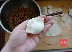 Illustration of how to make mutton and carrot dumplings 8
