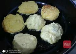 Illustration of how to make potato and shrimp cakes 6