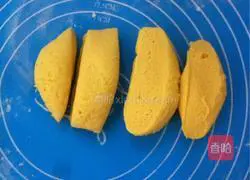 Cornmeal Illustration of how to make bean paste steamed buns 3
