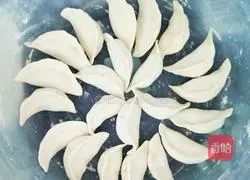 Illustration of how to make green pepper, carrot and meat dumplings 3