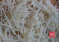 Illustration of how to make shredded potato pancakes 1