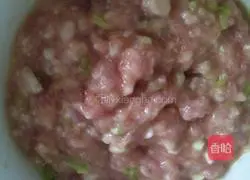 Illustration of how to make wontons in pork rib soup 5