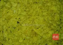 Illustration of how to make vegetarian dumpling stuffing (chive and egg powder stuffing) 4