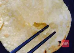 Illustration of how to make egg-filled pancakes and sausages 8