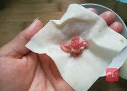 Illustration of how to make fresh meat wontons 6