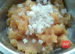 Illustration of how to make chicken and coriander dumplings 8