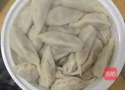 Illustration of how to make pork and green onion dumplings 4