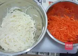 Illustration of how to make carrot and potato shredded cake 1