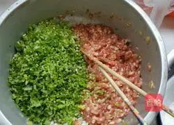 Illustration of how to make celery and pork dumplings 2