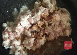 Illustration of how to make steamed buns with dried vegetables and meat 6