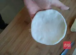 Illustration of how to make Korean rice noodle dumplings 4