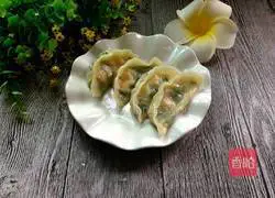 Illustration of how to make leek, egg and shrimp skin dumplings 8