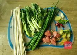 Illustration of how to make stir-fried noodles with shredded vegetables and pork 2