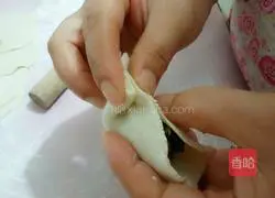  Illustration of how to make three fresh shepherd's purse dumplings 14