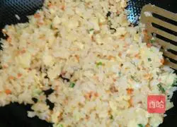 Illustration of how to make green bean sprouts and egg fried rice 13