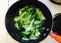 Illustration of how to make whitebait and shrimp fried rice 3