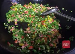 Illustration of how to make fried rice with colored peppers 3