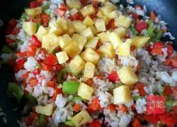 Illustration of how to make pastoral pineapple fried rice 6