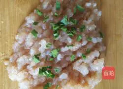 Illustration of how to make leek and shrimp dumplings 3